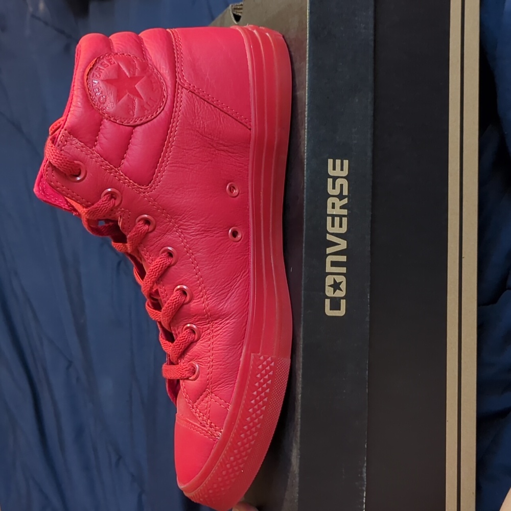Men's  red converse shoes size 10 never been worn, box still in good shape.